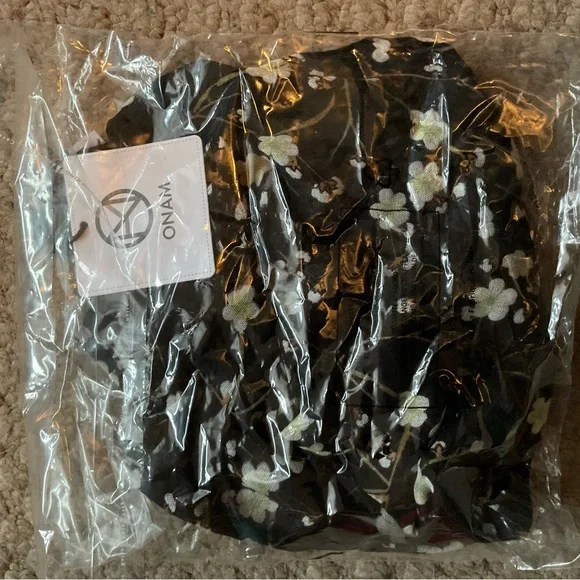 NWT Onam Scarf 🧣 - Picture 3 of 3